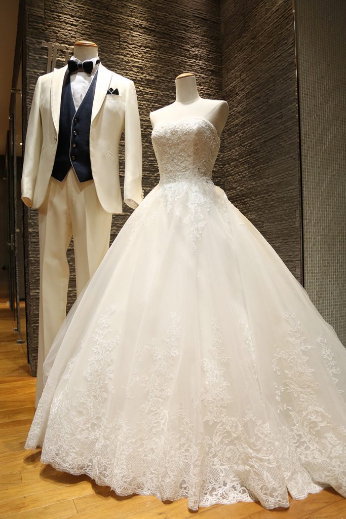 ウェディングドレス　タキシード　結婚式　ブライダル